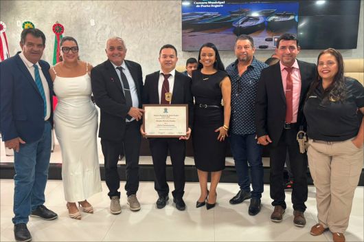 Foto: Momento que Dr. Wendel recebe o titulo. Divulgação